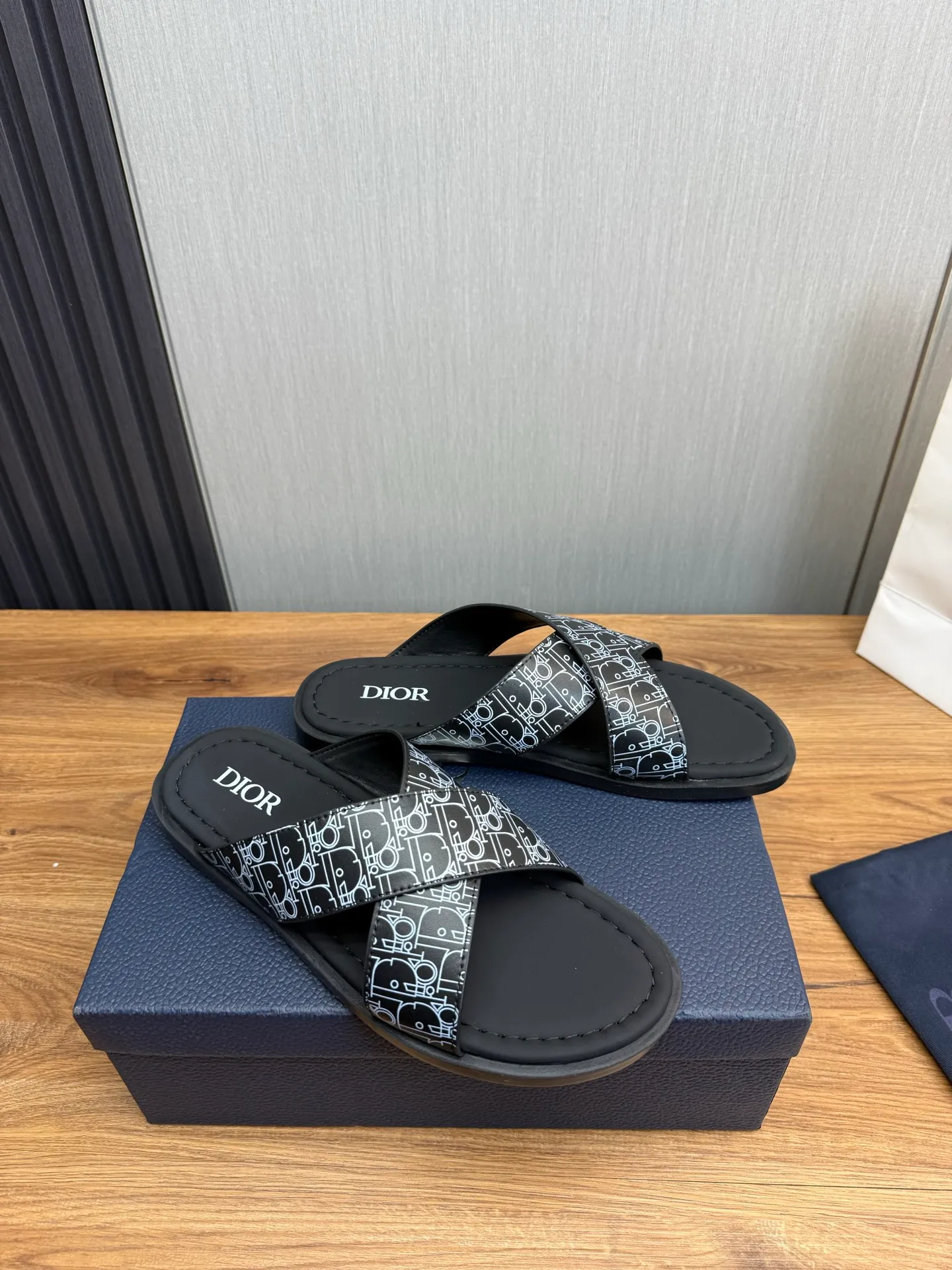 Men's shoes 💰300💰 Dior. Popular slippers hot sale 🔥 Available all year round ✅ Original original material 🩴 SIZE: 38-46 (45.46 non-refundable)
